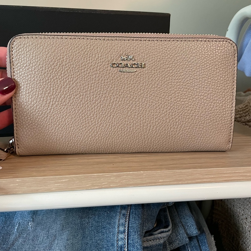 Coach Accordion Zip Leather Wallet